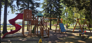 Dječje igralište u sklopu ŠRC-a opremljeno je novim spravama i podlogama