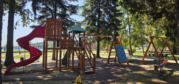 Dječje igralište u sklopu ŠRC-a opremljeno je novim spravama i podlogama