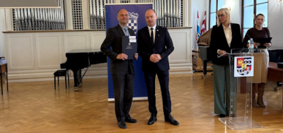 Gradonačelniku Hrvoju Košćecu ministar Šipić uručio je ugovore u vrijednosti od 28.579,11 eura